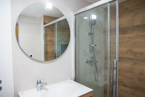 Kopalnica v zgornjem nadstropju